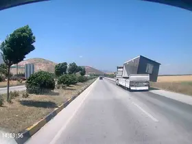 Fırtınanın, tırda taşınan konteyneri uçurduğu anlar kamerada
