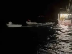 Fırtınayla sürüklenen balıkçı teknesine yardım yine balıkçıdan geldi
