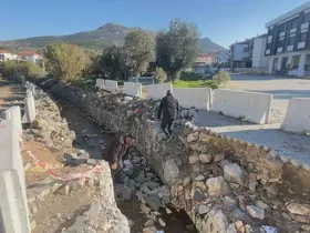 Foça’da belediye çalışması çileye dönüştü: Mahalle ikiye bölündü
