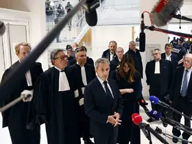 Fransa’nın eski Cumhurbaşkanı Sarkozy’e suç örgütü kurma suçundan 5 yıl hapis
