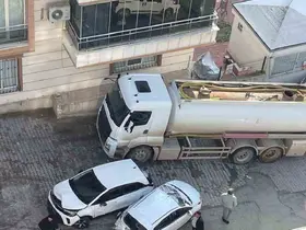 Freni boşalan akaryakıt tankerinin 8 aracı hurdaya çevirdiği anlar güvenlik kamerasında
