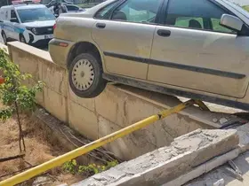 Freni boşalan araç doğal gaz borusunda askıda kaldı
