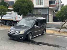 Freni boşalan hafif ticari araç 2 metreden yola düştü
