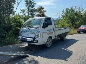 Freni boşalan kamyonet tarım aracına çarptı: 1 yaralı
