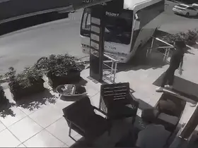 Freni boşalan servis midibüsü direğe çarparak durabildi

