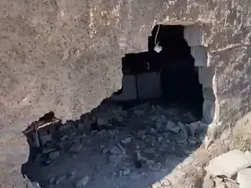 Freni boşalan traktör eve daldı
