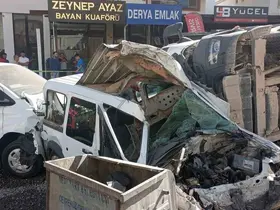 Freni patlayan mıcır yüklü hafriyat kamyonu ortalığı savaş alanına çevirdi
