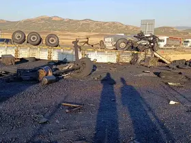 Freni patlayan mısır yüklü tır asfalt makinasına çarptı
