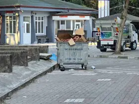 Fuarda satılan sucukların çöpteki görüntüsü herkesi huzursuz etti

