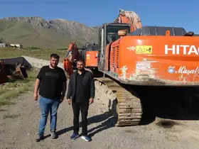 Gasp edildiğini iddia ettikleri 40 milyonluk iş makinelerini dağın başında buldular
