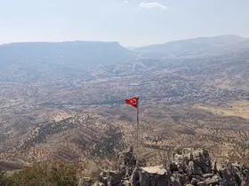 Gazeteci 2 bin rakımdaki Türk bayrağını yeniledi
