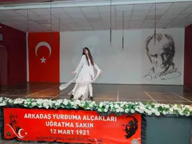 Gaziantep Kolej Vakfı Özel Okulları öğrencileri bayrak alkışı
