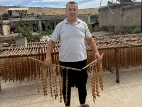 Gaziantep’in yöresel lezzetleri cevizli sucuk ve bastık geleneksel yöntemlerle hazırlanıyor
