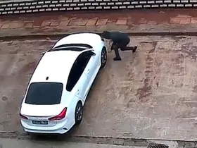 Gaziantep’te gündüz vakti park halindeki 2 aracın lastiği kesici aletle patlatıldı
