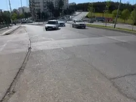Gaziantep’te trafikte ilginç görüntü: Seyir halindeki otomobilin lastiği yerinden çıktı

