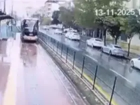 Gaziantep’te tramvaya yıldırım isabet etme anı kamerada
