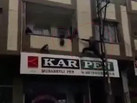 Gaziantep’te yürekleri ağza getiren an: Balkonda asılı kalan çocuğu kurtardı
