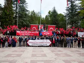 Gaziler ve gençler ellerindeki Türk bayraklarıyla omuz omuza yürüdü
