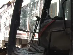 Gaziosmanpaşa’da binadan kopan tahta parçası aracın camını parçaladı: Kepçe operatörü yaralandı

