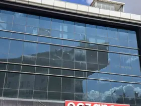 Gaziosmanpaşa’da boş ecza deposunu kurşunlayıp kaçarken kaza yaptı

