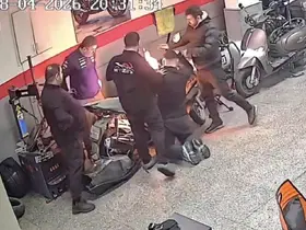 Gaziosmanpaşa’da tamir edilmeye çalışılan motosiklette yangın çıktı, o anlar kamerada
