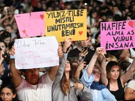 Gaziosmanpaşa’da Yıldız Tilbe, İstiklal Marşı’nı 200 bin kişiyle okudu

