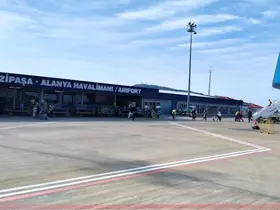 Gazipaşa-Alanya Havalimanı’nda rüzgar nedeniyle bazı uçuşlar iptal edildi
