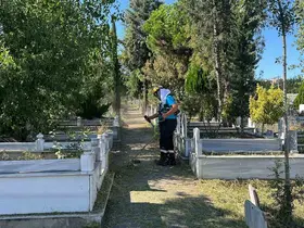 Gebze mezarlıklarında yabani ot temizliği
