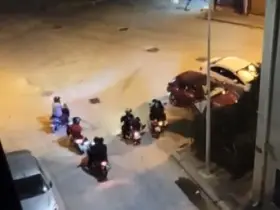 Gece saatlerinde çevreye rahatsızlık veren motosikletli gruba vatandaştan tepki
