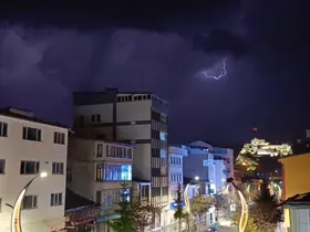 Geceyi gündüze çeviren şimşekler: Kars semalarında nefes kesen ışık gösterisi
