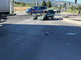Gediz’de tır ile otomobilin karıştığı trafik kazasında 2 kişi yaralandı
