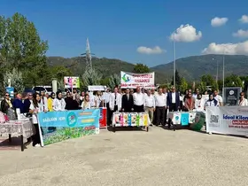 Geleceğin sağlıkçıları da yürüyüşe katıldı

