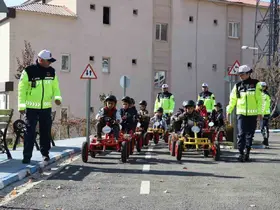Geleceğin sürücüleri trafik parkurunda
