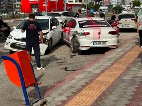 Gelin arabası otomobille çarpıştı: 1 yaralı

