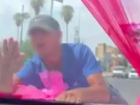 Gelin arabasının önüne atlayan genç, gelin ve damadı korkuttu
