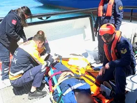 Gemide yaralanan personelin yardımına sahil güvenlik yetişti
