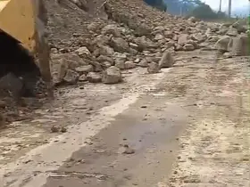 Gemlik-Mudanya yolu heyelan sebebiyle kapandı