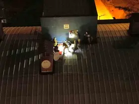 Genç kız çatıya çıktı, kurtarmak isteyenlerle birlikte mahsur kaldı
