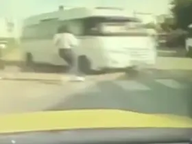 Genç kız ezilmekten son anda kurtuldu
