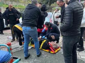 Genç sürücünün direksiyon hakimiyetini kaybettiği araç kaldırıma çıktı: 1 yaralı
