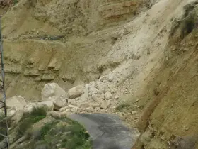 Gercüş’te dev kayalar yolu kapattı
