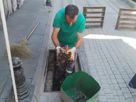 Germencik’te yağış sezonu öncesi mazgallar temizleniyor
