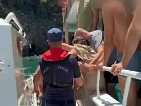 Gezi teknesinde rahatsızlanan çocuğa sahil güvenlik yardımı

