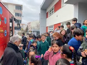 Gezici kütüphane Kırşehir’de 200 kitabı öğrenci ile buluşturdu
