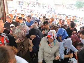 Giyim mağazasında indirim izdihama neden oldu
