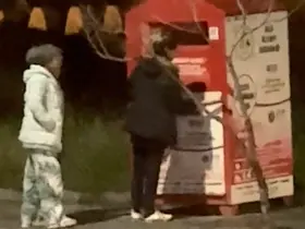 Giysi kumbarasından kıyafet çaldılar
