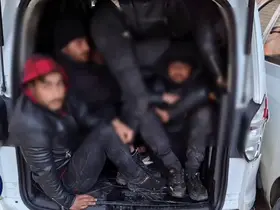 Göçmenleri tıka basa taşırken yakayı ele veren insan kaçakçısı tutuklandı
