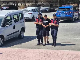 Göçmenlerle birlikte kıskıvrak yakalandı
