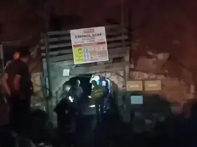 Göçük altındaki 2 işçiler 22 saattir kurtarılmayı bekliyor
