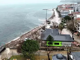 Gölcük Ulaşlı sahilinde taşkınlara karşı dalgakıran çalışması
